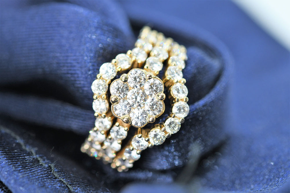 Cluster flower- double band yellow gold VS diamonds