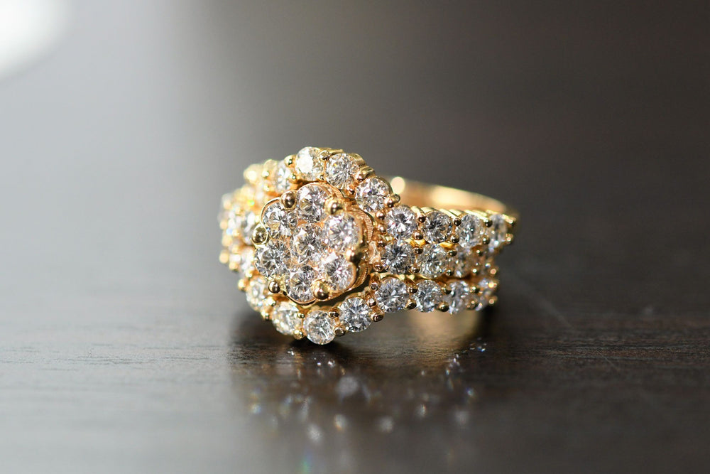 
                  
                    Cluster flower- double band yellow gold VS diamonds
                  
                